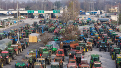 Οι-αγρότες-σκληραίνουν-την-στάση-τους-κλείνοντας-και-παρακαμπτήριους-–-Στις-16:00-κόβουν-ξανά-τη-χώρα-στα-δύο