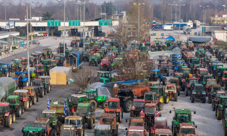 Οι-αγρότες-σκληραίνουν-την-στάση-τους-κλείνοντας-και-παρακαμπτήριους-–-Στις-16:00-κόβουν-ξανά-τη-χώρα-στα-δύο