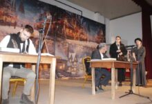 Πύλη:-Απόφοιτοι-του-Λυκείου-ανέβασαν-τη-«Χριστουγεννιάτικη-Ιστορία»-10-χρόνια-μετά