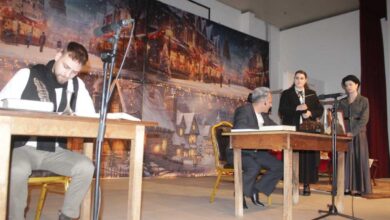 Πύλη:-Απόφοιτοι-του-Λυκείου-ανέβασαν-τη-«Χριστουγεννιάτικη-Ιστορία»-10-χρόνια-μετά