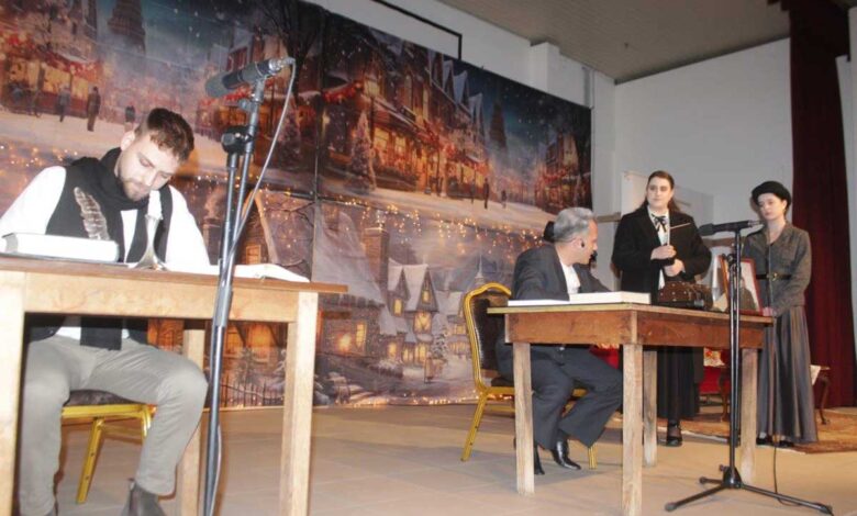 Πύλη:-Απόφοιτοι-του-Λυκείου-ανέβασαν-τη-«Χριστουγεννιάτικη-Ιστορία»-10-χρόνια-μετά