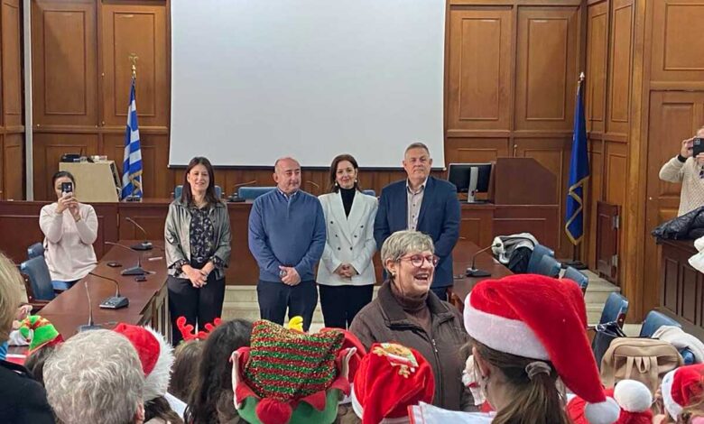 Κάλαντα-στο-Δημαρχείο-Τρικάλων-από-την-Παιδική-Χορωδία-του-Δημοτικού-Ωδείου