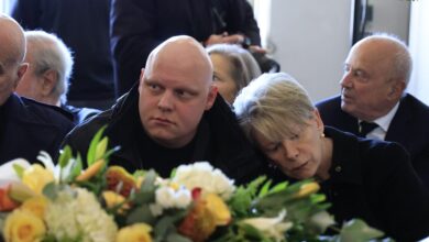 Σύλβα-Ακρίτα:-Το-τελευταίο-αντίο-στην-πρώτη-γυναίκα-βουλευτή-του-ΠΑΣΟΚ-–-Συντετριμμένη-η-Έλενα-Ακρίτα