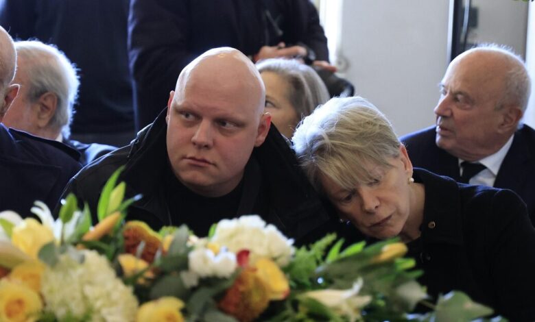 Σύλβα-Ακρίτα:-Το-τελευταίο-αντίο-στην-πρώτη-γυναίκα-βουλευτή-του-ΠΑΣΟΚ-–-Συντετριμμένη-η-Έλενα-Ακρίτα