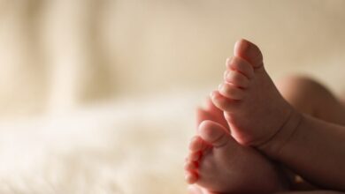 Ηράκλειο:-Στη-ΜΕΘ-το-18-μηνών-βρέφος-που-εντοπίστηκε-με-τη-μητέρα-του-σε-βάρκα-στο-λιμάνι-των-Καλών-Λιμένων