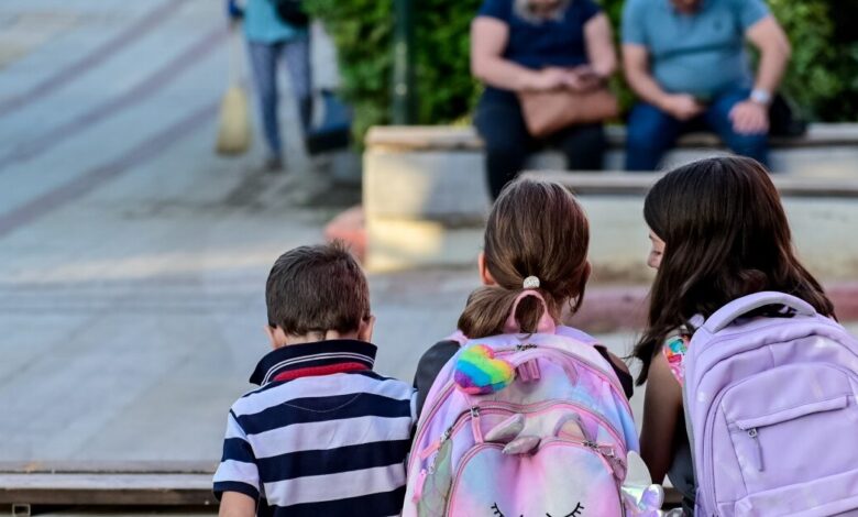 Τρίτεκνοι:-Διευρύνονται-τα-όρια-για-τις-προσλήψεις-μέσω-ΑΣΕΠ-–-Ισόβια-ιδιότητα-για-τους-γονείς,-σαφείς-προϋποθέσεις-για-τα-τέκνα