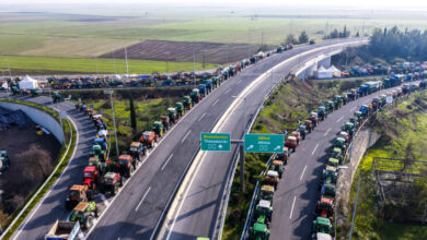 Οι-αγρότες-ακολουθούν-το-μοντέλο-των-Χριστουγέννων:-Χαλαρώνουν-τα-μπλόκα-για-τους-εκδρομείς-της-Πρωτοχρονιάς