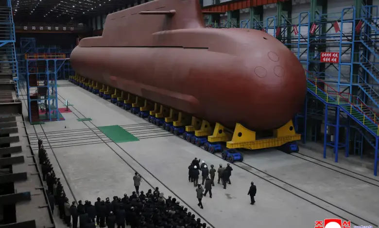 Πυρηνοκίνητο-υποβρύχιο-και-πυραυλικά-συστήματα:-Ο-Κιμ-εκτοξεύει-την-πολεμική-βιομηχανία-της-Βόρειας-Κορέας