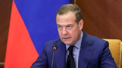 Ο-Μεντβέντεφ-απειλεί-τον-Ζελένσκι:-«Ο-Χάρος-φτάνει-σε-απόσταση-αναπνοής-από-αυτό-το-παλιοτόμαρο»