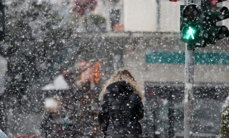 Καιρός:-Τσουχτερό-κρύο-και-χιόνια-στην-Αττική-την-Παραμονή-Πρωτοχρονιάς-και-την-πρώτη-ημέρα-του-2026-–-Αναλυτική-πρόγνωση