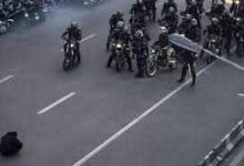 Καθιστική-διαμαρτυρία-Ιρανού-διαδηλωτή-σε-κεντρικό-δρόμο-της-Τεχεράνης