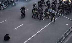 Καθιστική-διαμαρτυρία-Ιρανού-διαδηλωτή-σε-κεντρικό-δρόμο-της-Τεχεράνης