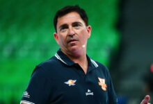 Έξαλλος-ο-Τσάβι-Πασκουάλ-αποβλήθηκε-από-το-Μπαρτσελόνα-–-Μονακό-μετά-από-φάουλ-στον-Μάικ-Τζέιμς