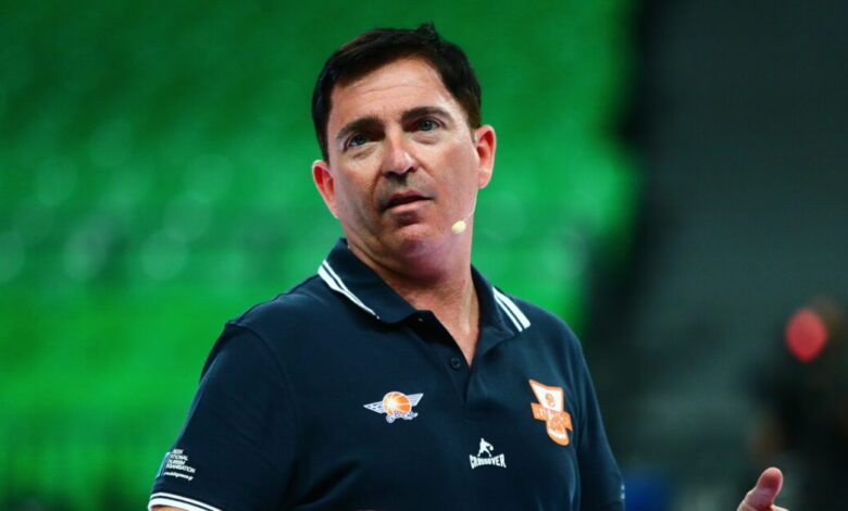 Έξαλλος-ο-Τσάβι-Πασκουάλ-αποβλήθηκε-από-το-Μπαρτσελόνα-–-Μονακό-μετά-από-φάουλ-στον-Μάικ-Τζέιμς