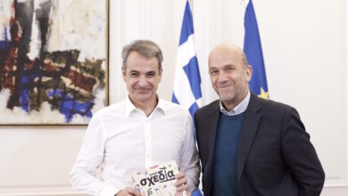 Ο-Κυριάκος-Μητσοτάκης-συναντήθηκε-με-τον-Χρήστο-Αλεφάντη,-ιδρυτή-του-περιοδικού-δρόμου-«Σχεδία»