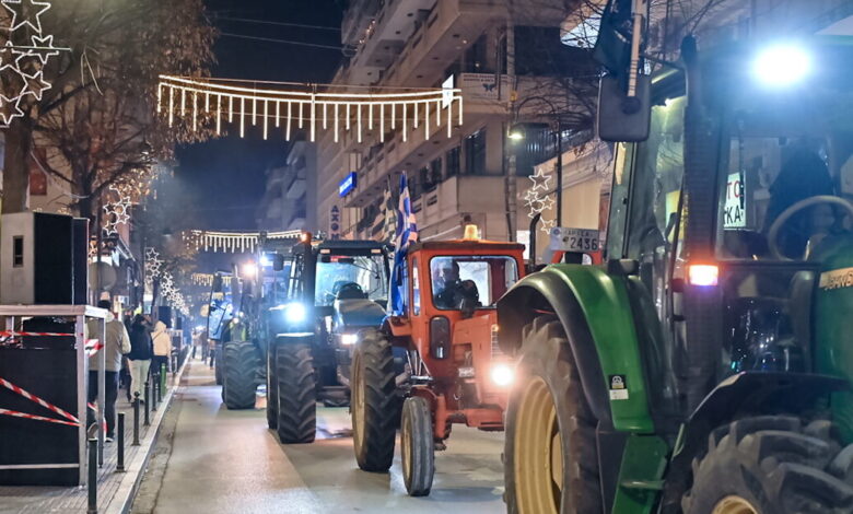 Οι-αγρότες-ετοιμάζονται-για-«ρεβεγιόν»-στα-μπλόκα:-Κλιμακώνονται-οι-κινητοποιήσεις,-σκληραίνει-η-στάση-τους-μετά-τις-γιορτές