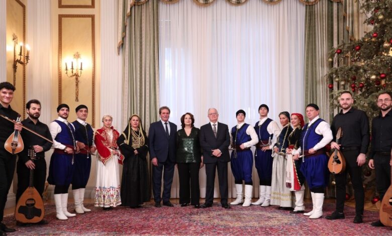 Κωνσταντίνος-Τασούλας:-Πρωτοχρονιάτικα-κάλαντα-από-διάφορες-γωνιές-της-Ελλάδας-ακούστηκαν-στο-Προεδρικό-Μέγαρο