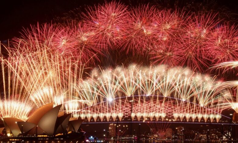 Πρωτοχρονιά:-Το-Σίδνεϊ-υποδέχθηκε-το-2026-με-40.000-πυροτεχνήματα-και-φόρο-τιμής-στα-θύματα-της-επίθεσης-στην-παραλία-Μποντάι