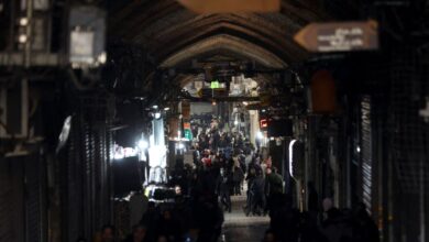 Ιράν:-Τέταρτη-μέρα-διαδηλώσεων,-βίντεο-με-επίθεση-σε-κυβερνητικό-κτίριο