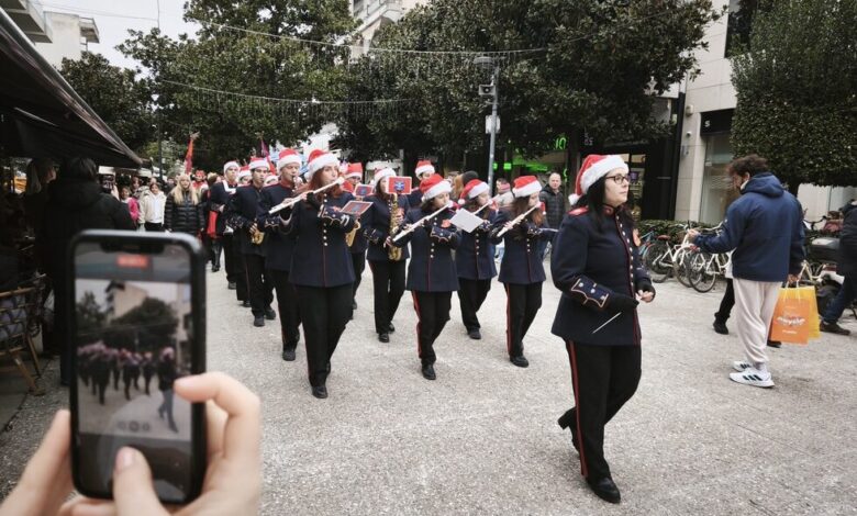 Μελωδική-βόλτα-παραμονή-Πρωτοχρονιάς-με-τη-Δημοτική-Φιλαρμονική-και-τα-Ξωτικά