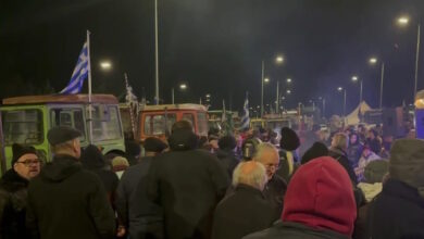 Οι-αγρότες-κάνουν-ρεβεγιόν-στα-μπλόκα:-Πρωτοχρονιά-με-σούβλες,-ζεστό-κρασί-και-ζωντανή-μουσική-–-Εντυπωσιακές-εικόνες-από-τη-Νίκαια