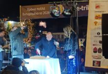 Τα-Τρίκαλα-υποδέχθηκαν-το-2026:-Πλήθος-κόσμου-στην-πλατεία-–-Κοπή-βασιλόπιτας-από-τον-Δήμαρχο