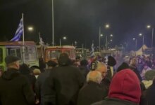 Οι-αγρότες-κάνουν-ρεβεγιόν-στα-μπλόκα:-Πρωτοχρονιά-με-σούβλες,-ζεστό-κρασί-και-ζωντανή-μουσική-–-Εντυπωσιακές-εικόνες-από-τη-Νίκαια