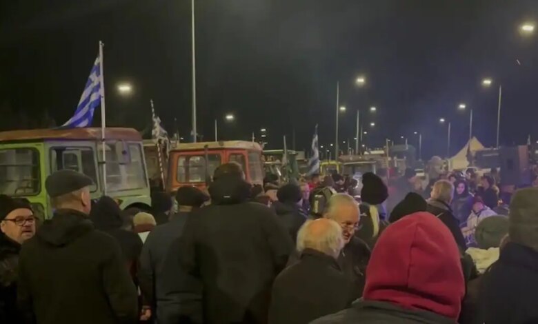 Οι-αγρότες-κάνουν-ρεβεγιόν-στα-μπλόκα:-Πρωτοχρονιά-με-σούβλες,-ζεστό-κρασί-και-ζωντανή-μουσική-–-Εντυπωσιακές-εικόνες-από-τη-Νίκαια