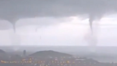 Ισπανία:-Η-στιγμή-που-τρεις-υδροστρόβιλοι-«χτυπούν»-ταυτόχρονα-την-ακτή-του-Μαζαρόν