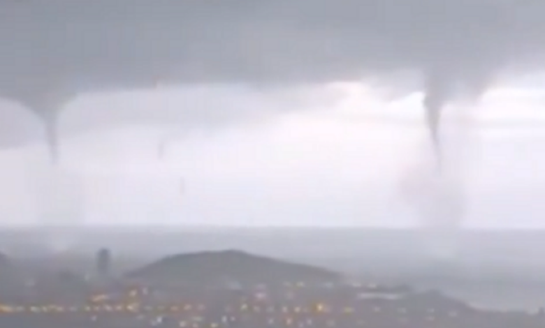 Ισπανία:-Η-στιγμή-που-τρεις-υδροστρόβιλοι-«χτυπούν»-ταυτόχρονα-την-ακτή-του-Μαζαρόν