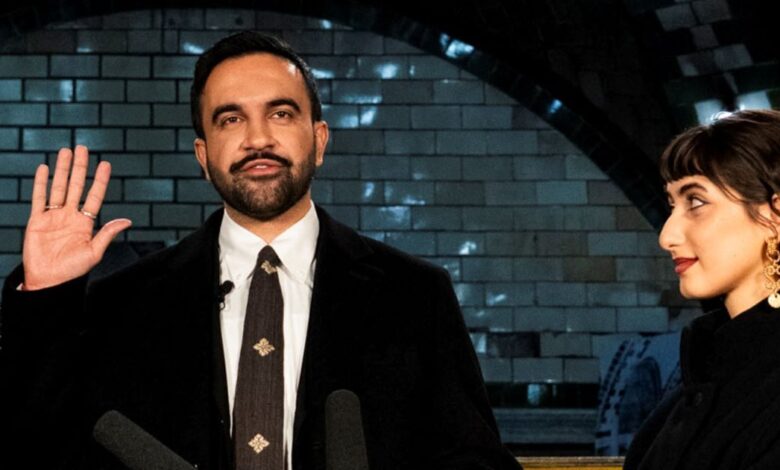 Ο-Ζοχράν-Μαμντάνι-είναι-και-επίσημα-δήμαρχος-της-Νέας-Υόρκης-–-Ο-όρκος-στο-Κοράνι-που-κρατούσε-η-σύζυγός-του