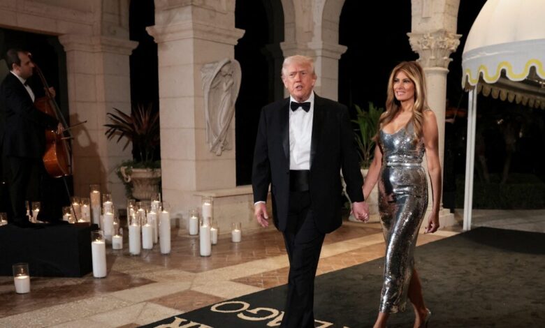 Ντόναλντ-Τραμπ:-Το-μεγαλοπρεπές-πρωτοχρονιάτικο-πάρτι-στο-Μαρ-α-Λάγκο,-η-εντυπωσιακή-Μελάνια-και-ο-πίνακας-του-Χριστού