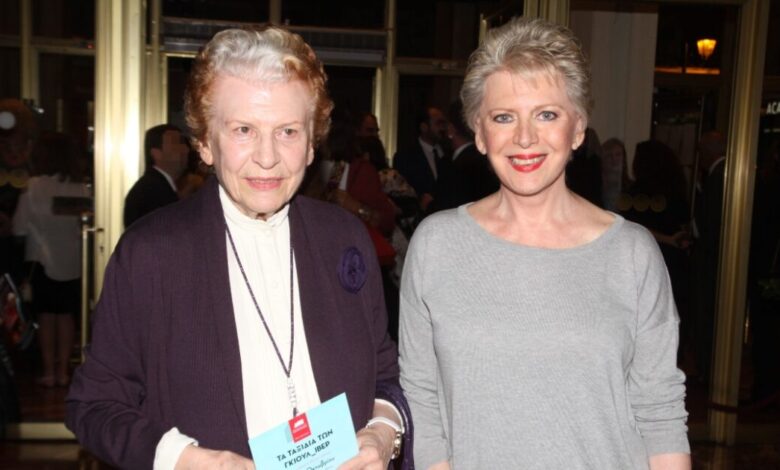 Σύλβα-Ακρίτα:-Η-ασυμβίβαστη-πρώτη-γυναίκα-βουλευτής-του-ΠΑΣΟΚ,-το-έργο-της-και-η-κόρη-της-Έλενα