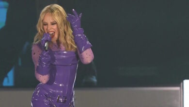 Κάιλι-Μινόγκ:-Χωρίς-μακιγιάζ,-με-πιτζάμες-και-μια-κούπα-καφέ-στα-χέρια,-στην-πρώτη-ανάρτηση-του-2026