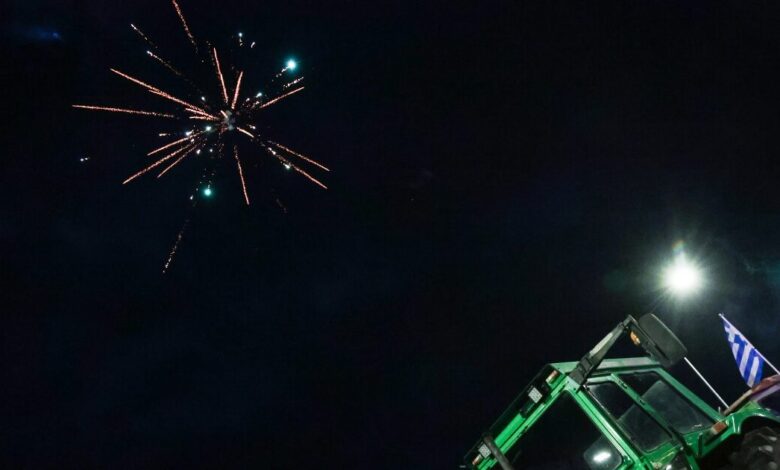 Οι-αγρότες-άλλαξαν-χρόνο-στα-μπλόκα-και-αποφασίζουν-για-τις-κινητοποιήσεις-την-Κυριακή