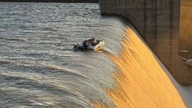 Τρομακτικό-βίντεο-με-τη-στιγμή-που-4-άνδρες-κρατιούνται-απεγνωσμένα-από-σκάφος-λίγα-μέτρα-από-το-χείλος-φράγματος