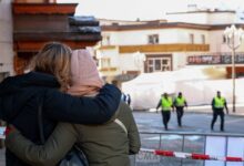 Ελβετία:-Η-στιγμή-που-παίρνει-φωτιά-το-ταβάνι-στο-μπαρ-του-Κραν-Μοντανά-–-«Σερβιτόρος-στους-ώμους-συναδέλφου-του-έβαλε-φωτιά»