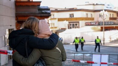 Ελβετία:-Η-στιγμή-που-παίρνει-φωτιά-το-ταβάνι-στο-μπαρ-του-Κραν-Μοντανά-–-«Σερβιτόρος-στους-ώμους-συναδέλφου-του-έβαλε-φωτιά»