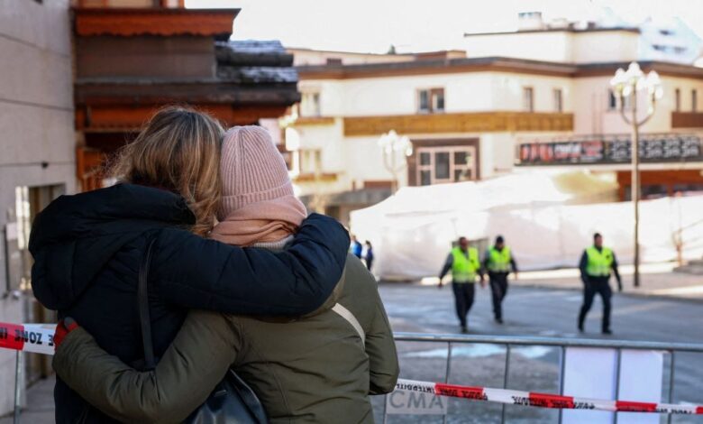Ελβετία:-Η-στιγμή-που-παίρνει-φωτιά-το-ταβάνι-στο-μπαρ-του-Κραν-Μοντανά-–-«Σερβιτόρος-στους-ώμους-συναδέλφου-του-έβαλε-φωτιά»