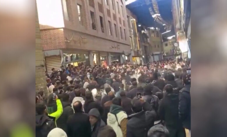 Ιράν:-Τρεις-νεκροί-και-αρκετοί-τραυματίες-κατά-τη-διάρκεια-διαδηλώσεων-–-Συνεχίζονται-για-5η-μέρα-οι-κινητοποιήσεις