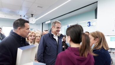 Κυριάκος-Μητσοτάκης-και-Άδωνις-Γεωργιάδης-επισκέφτηκαν-το-«Γ.-Γεννηματάς»-και-αντάλλαξαν-ευχές-με-ασθενείς-και-προσωπικό