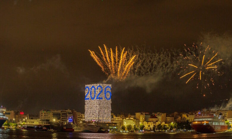 Ο-Πειραιάς-καλωσόρισε-το-2026-με-ένα-εκθαμβωτικό-υπερθέαμα