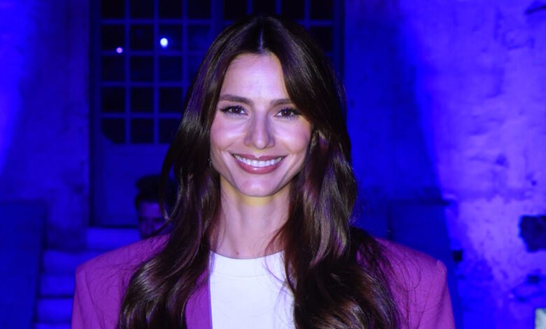 Ηλιάνα-Παπαγεωργίου:-Αγκάλιασε-με-χρήση-ΑΙ-τον-μικρότερο-εαυτό-της-–-«Η-ζωή-θα-σε-πλάσει-αθόρυβα»