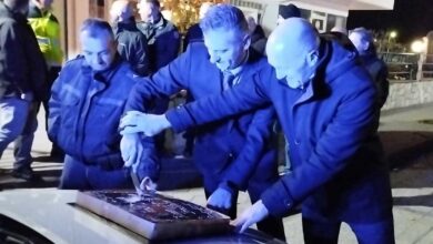 Στο-καπό-περιπολικού-έκοψαν-τη-βασιλόπιτα-οι-Τρικαλινοί-αστυνομικοί