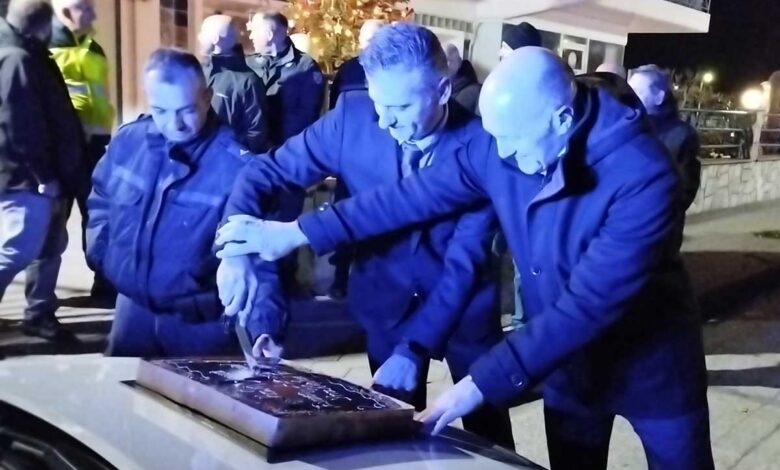 Στο-καπό-περιπολικού-έκοψαν-τη-βασιλόπιτα-οι-Τρικαλινοί-αστυνομικοί