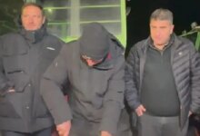 Οι-αγρότες-έκαναν-ρεβεγιόν-στο-μπλόκο-της-Νίκαιας:-Έκοψαν-τη-βασιλόπιτα-πάνω-στο-τρακτέρ-–-«Δεν-κάνουμε-βήμα-πίσω»