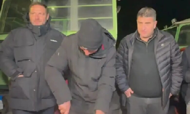 Οι-αγρότες-έκαναν-ρεβεγιόν-στο-μπλόκο-της-Νίκαιας:-Έκοψαν-τη-βασιλόπιτα-πάνω-στο-τρακτέρ-–-«Δεν-κάνουμε-βήμα-πίσω»