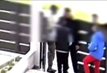 Πάτρα:-Βίντεο-η-στιγμή-που-τρεις-νεαροί-αρπάζουν-χρήματα-από-παιδιά-που-έλεγαν-τα-κάλαντα