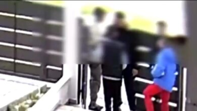 Πάτρα:-Βίντεο-η-στιγμή-που-τρεις-νεαροί-αρπάζουν-χρήματα-από-παιδιά-που-έλεγαν-τα-κάλαντα