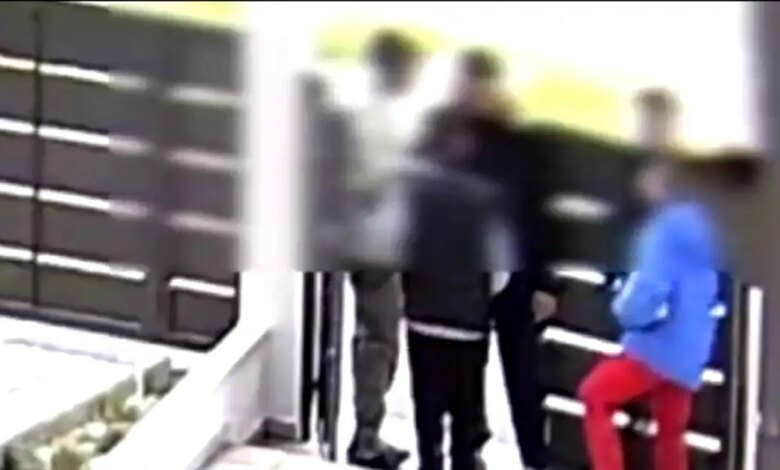 Πάτρα:-Βίντεο-η-στιγμή-που-τρεις-νεαροί-αρπάζουν-χρήματα-από-παιδιά-που-έλεγαν-τα-κάλαντα